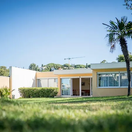 Les Tourelles Aparthotel 3*